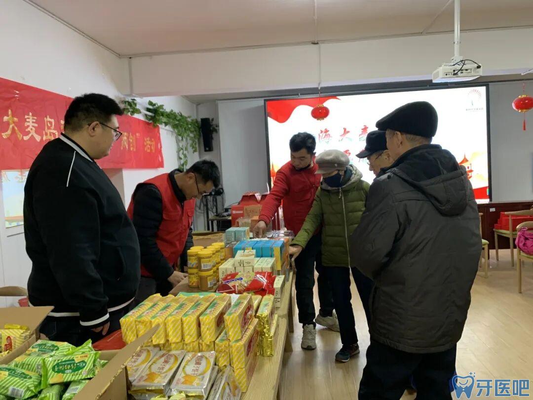 邻里相聚暖寒冬！金家岭社工站联动青岛亿口康口腔，海大麦岛社区集市藏满民生温度